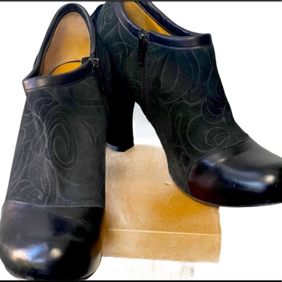 SOLD!!! John Fluevog Side Zip, Heeled Shoe, - Picture 1 of 10